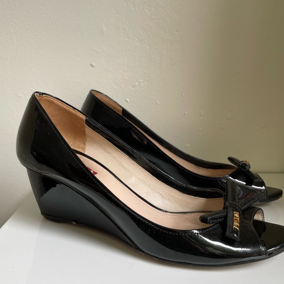 Cute alert! Vintage Prada bow peep toe wedges. - Picture 2 of 4